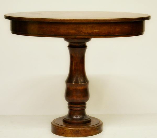 Tavolino, inizi sec. XIX, in noce, piano ovale  - Asta GIOIELLI, ARREDI D'ANTIQUARIATO, DIPINTI E SCULTURE - Poggio Bracciolini Casa d'Aste