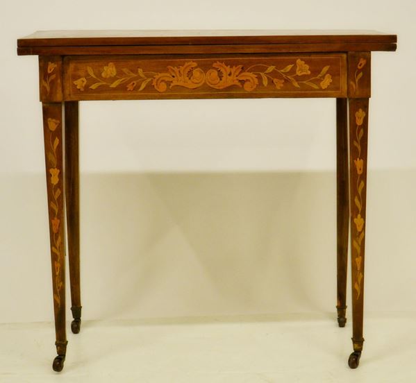 Tavolino da gioco, sec. XIX, in noce intarsiato  - Asta GIOIELLI, ARREDI D'ANTIQUARIATO, DIPINTI E SCULTURE - Poggio Bracciolini Casa d'Aste