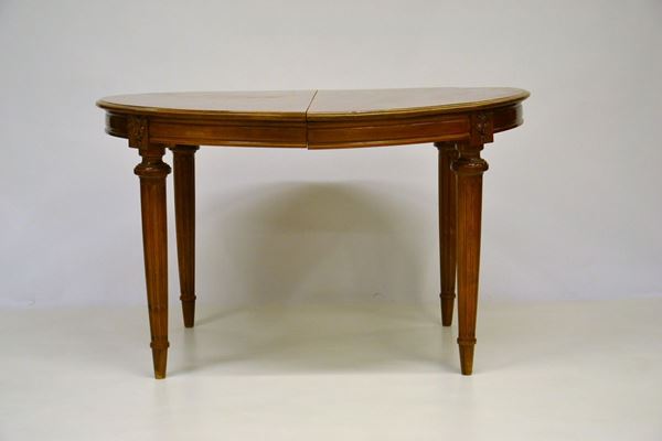  
 
  Tavolo, inizi sec. XX,  
  in noce, piano ovale, gambe scanalate,   
  cm 126x114x76, completo di tre prolunghe,   
  largh. cm 37,5  
 
 