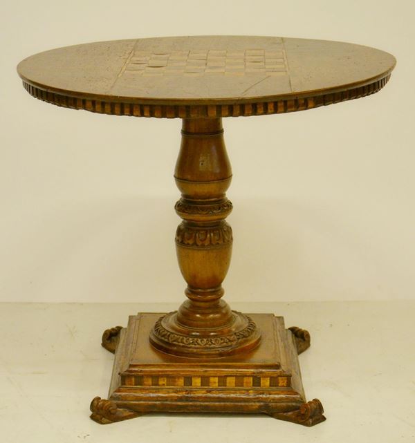 Tavolo da gioco,sec. XVIII, in noce,