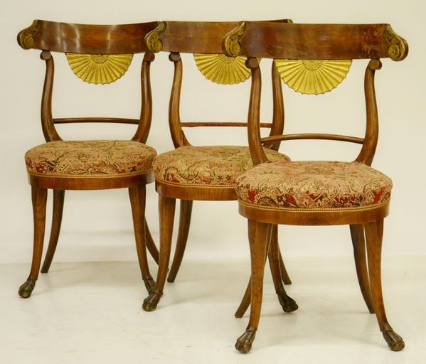 Tre sedie, Direttorio, in noce con decori  - Asta GIOIELLI, ARREDI D'ANTIQUARIATO, DIPINTI E SCULTURE - Poggio Bracciolini Casa d'Aste