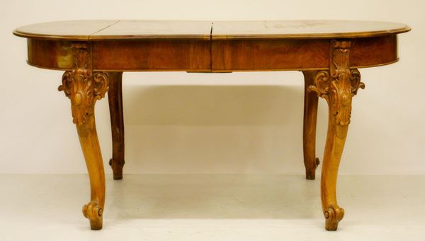 Tavolo, fine sec. XIX, in noce, piano ovale  - Asta GIOIELLI, ARREDI D'ANTIQUARIATO, DIPINTI E SCULTURE - Poggio Bracciolini Casa d'Aste