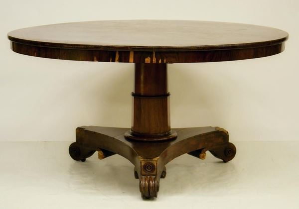 Tavolo, sec. XIX, lastronato in radica, piano circolare,