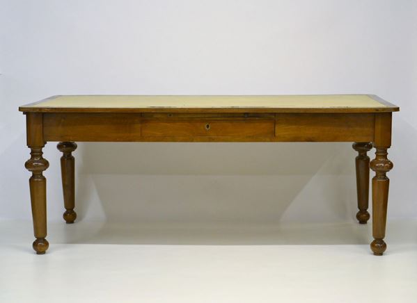 Tavolo scrivania, inizi secolo XX, in noce,  - Asta GIOIELLI, ARREDI D'ANTIQUARIATO, DIPINTI E SCULTURE - Poggio Bracciolini Casa d'Aste