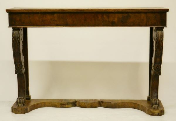 Consolle, sec. XIX, in noce, gambe intagliate,  - Asta GIOIELLI, ARREDI D'ANTIQUARIATO, DIPINTI E SCULTURE - Poggio Bracciolini Casa d'Aste