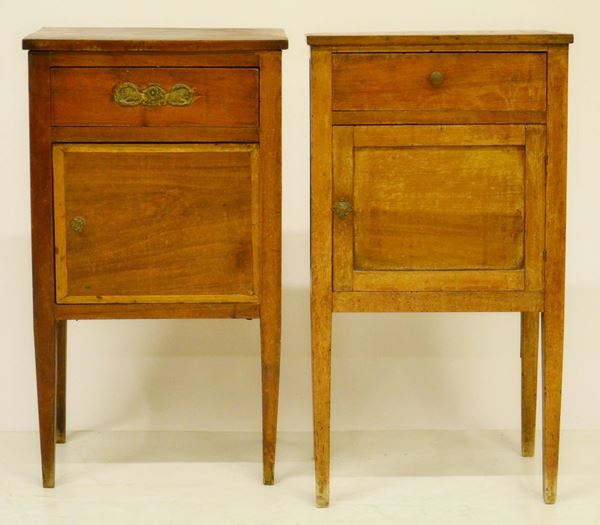 Due comodini, inizi sec. XX, in abete, un cassetto  - Asta GIOIELLI, ARREDI D'ANTIQUARIATO, DIPINTI E SCULTURE - Poggio Bracciolini Casa d'Aste