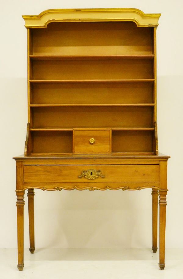 Scrivania con alzata a giorno, sec. XX, in noce,  - Asta GIOIELLI, ARREDI D'ANTIQUARIATO, DIPINTI E SCULTURE - Poggio Bracciolini Casa d'Aste