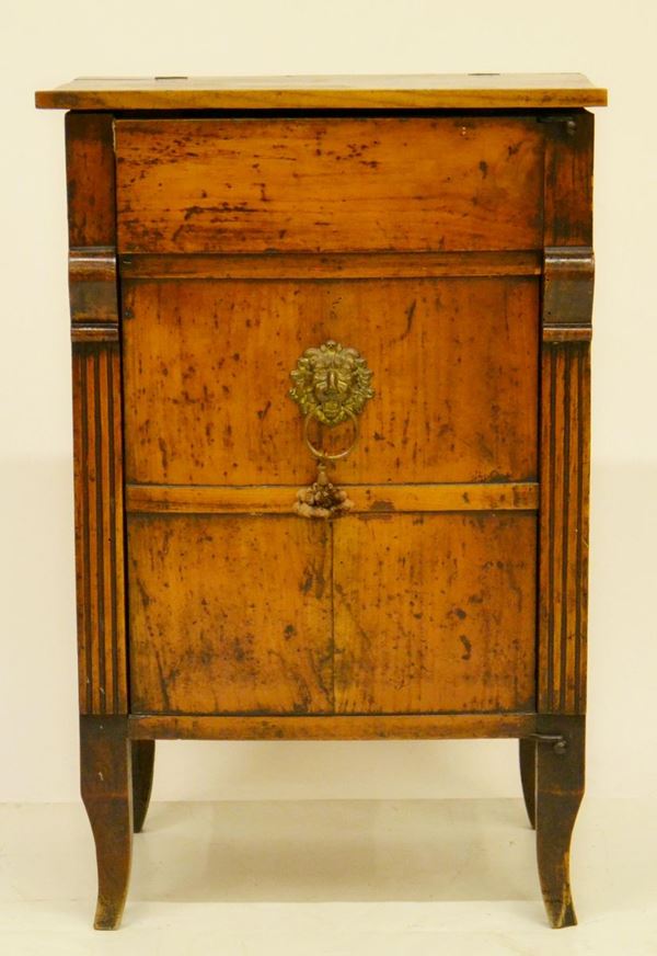Comodino, in stile '700, in pero, uno sportello e  - Asta GIOIELLI, ARREDI D'ANTIQUARIATO, DIPINTI E SCULTURE - Poggio Bracciolini Casa d'Aste