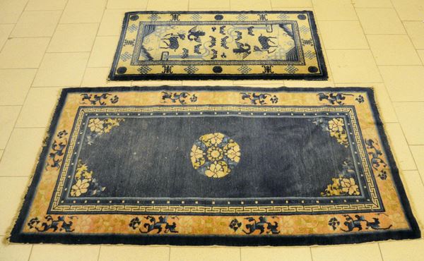 Due tappeti, Cina, sec. XX,  - Asta GIOIELLI, ARREDI D'ANTIQUARIATO, DIPINTI E SCULTURE - Poggio Bracciolini Casa d'Aste