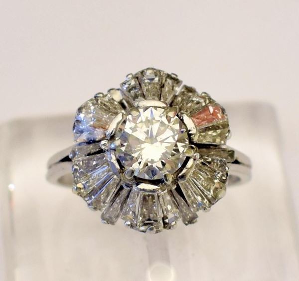 ANELLO IN PLATINO E DIAMANTI  - Asta GIOIELLI, ARGENTI, ARREDI, OGGETTI D'ARTE E DIPINTI - Poggio Bracciolini Casa d'Aste