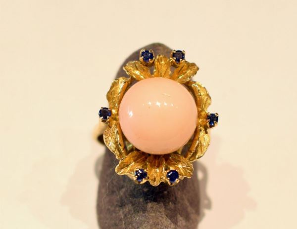 ANELLO IN ORO GIALLO,CORALLO E ZAFFIRI
