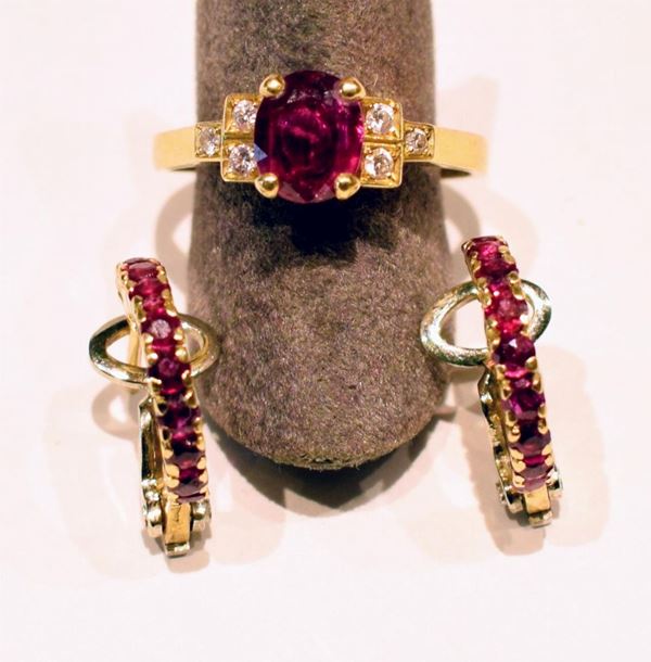 ANELLO E PAIO DI ORECCHINI IN ORO GIALLO ,