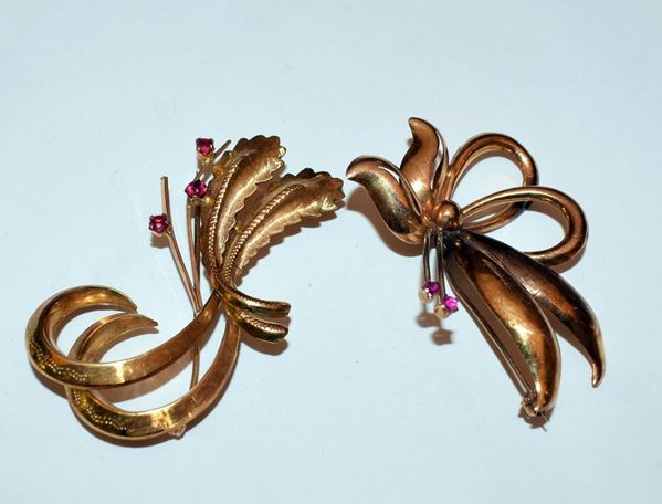 DUE SPILLE IN ORO E RUBINI  - Asta GIOIELLI, ARGENTI, ARREDI, OGGETTI D'ARTE E DIPINTI - Poggio Bracciolini Casa d'Aste