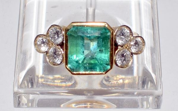 ANELLO IN ORO GIALLO, DIAMANTI E SMERALDO