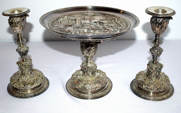 ALZATA E DUE PORTACANDELE , SEC. XX , ELKINGTON  - Asta GIOIELLI, ARGENTI, ARREDI, OGGETTI D'ARTE E DIPINTI - Poggio Bracciolini Casa d'Aste