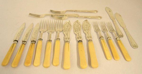 DODICI FORCHETTE, DODICI COLTELLI PESCE, SEI COLTELLI  - Asta GIOIELLI, ARGENTI, ARREDI, OGGETTI D'ARTE E DIPINTI - Poggio Bracciolini Casa d'Aste