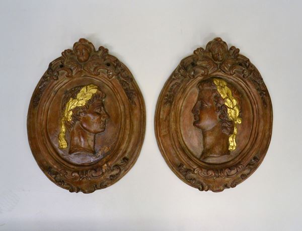 Coppia di Medaglioni, sec. XIX, in terracotta, raffiguranti  - Asta GIOIELLI, ARGENTI, ARREDI, OGGETTI D'ARTE E DIPINTI - Poggio Bracciolini Casa d'Aste