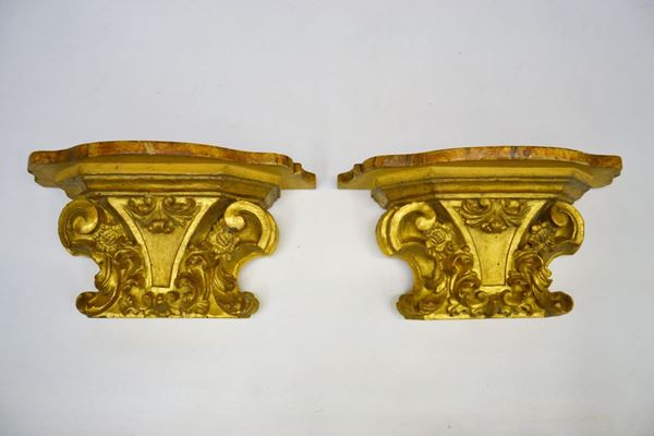 Coppia di mensole, sec. XVIII, in legno intagliato,