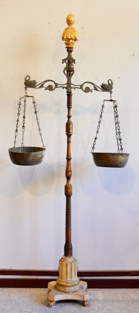 Bilancia, sec. XIX, fusto in legno, finale dorato,&nbsp;&nbsp;&nbsp;&nbsp;&nbsp;&nbsp;&nbsp;&nbsp;&nbsp;&nbsp;&nbsp;&nbsp;&nbsp;&nbsp;&nbsp;&nbsp;&nbsp;&nbsp;&nbsp;&nbsp;&nbsp;&nbsp;&nbsp;&nbsp;  - Asta GIOIELLI, ARGENTI, ARREDI, OGGETTI D'ARTE E DIPINTI - Poggio Bracciolini Casa d'Aste
