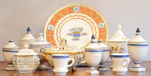 Dodici oggetti, sec. XIX, in porcellana decorata,&nbsp;&nbsp;&nbsp;&nbsp;&nbsp;&nbsp;&nbsp;&nbsp;&nbsp;&nbsp;&nbsp;&nbsp;&nbsp;&nbsp;&nbsp;&nbsp;&nbsp;&nbsp;&nbsp;&nbsp;&nbsp;&nbsp;&nbsp;&nbsp;&nbsp;  - Asta GIOIELLI, ARGENTI, ARREDI, OGGETTI D'ARTE E DIPINTI - Poggio Bracciolini Casa d'Aste