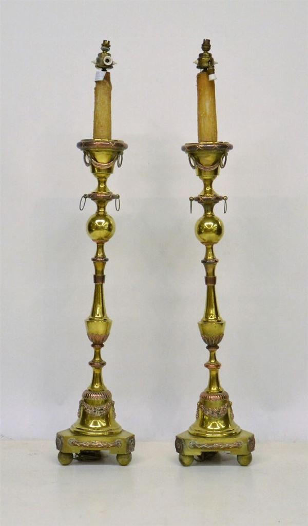 Coppia di torciere, sec. XIX, in ottone e rame sbalzato,