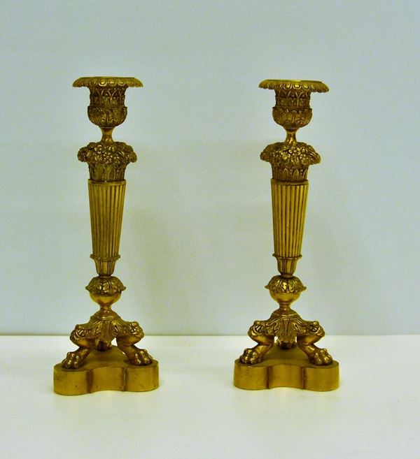 Coppia di candelabri, sec. XIX, in bronzo dorato,