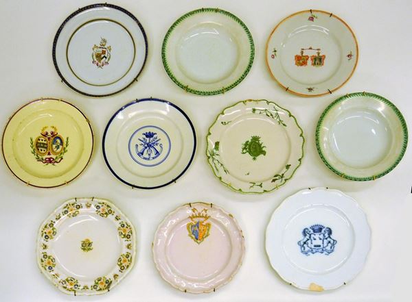 Dieci piatti, sec. XIX e XX, in maiolica decorata ( 10 )