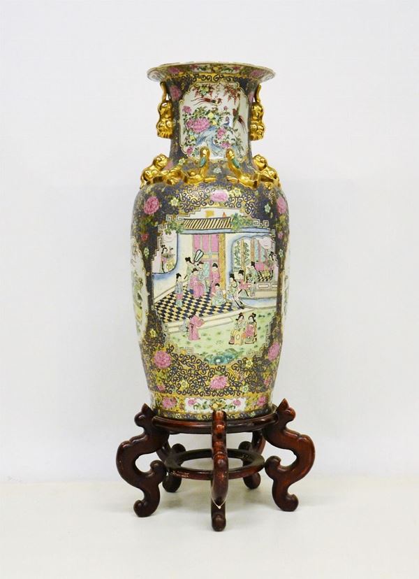 Grande vaso, Cina, sec. XX, in porcellana policroma  - Asta GIOIELLI, ARGENTI, ARREDI, OGGETTI D'ARTE E DIPINTI - Poggio Bracciolini Casa d'Aste