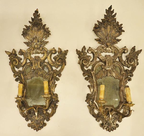Coppia di specchierine, sec. XVIII, in legno scolpito,