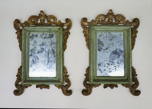 Coppia di specchierine, sec. XVIII, in legno scolpito,