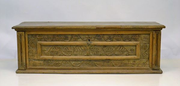 Cassapanca, sec. XVI, in noce,  - Asta GIOIELLI, ARGENTI, ARREDI, OGGETTI D'ARTE E DIPINTI - Poggio Bracciolini Casa d'Aste