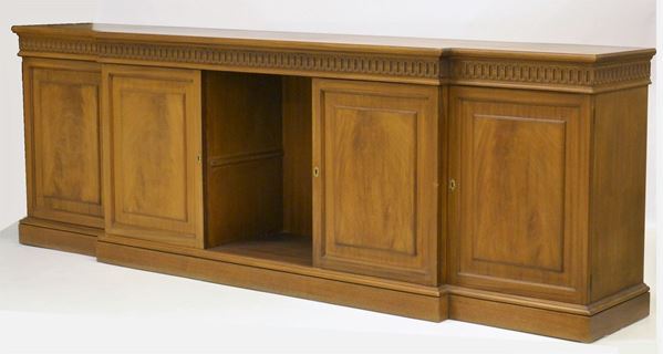 Credenza, sec. XX, in mogano, piano a fronte spezzato