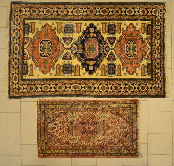 Due tappeti, Caucaso, sec. XX,  - Asta GIOIELLI, ARGENTI, ARREDI, OGGETTI D'ARTE E DIPINTI - Poggio Bracciolini Casa d'Aste
