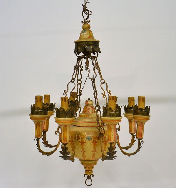 Lampadario, sec. XIX, in legno laccato in policromia,
