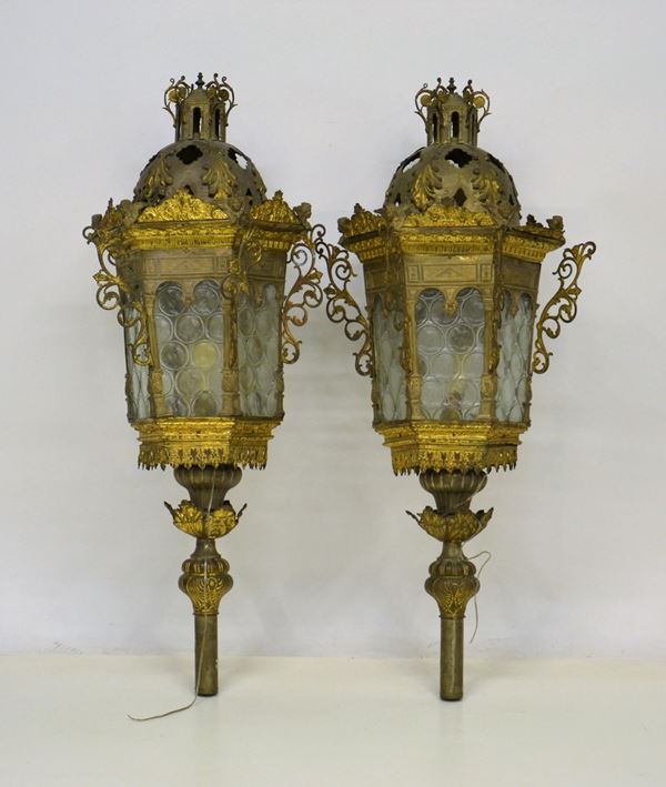 Coppia di lampioni da processione, sec. XIX, in metallo dorato