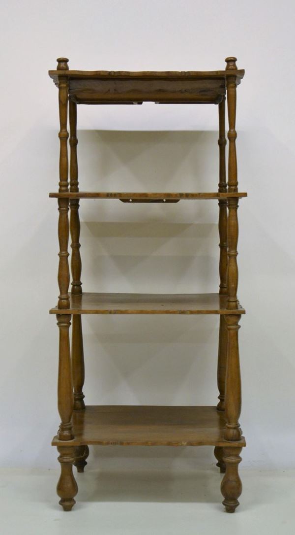 Etagere, sec. XIX, in gattice, quattro ripiani sagomati,