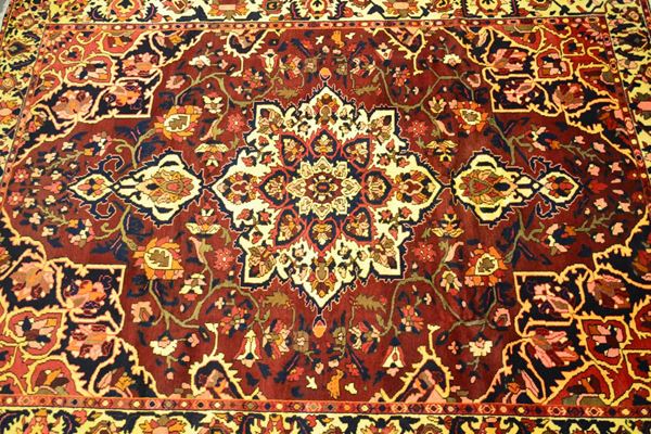 Tappeto persiano Baktiari, inizi sec. XX,  - Asta GIOIELLI, ARGENTI, ARREDI, OGGETTI D'ARTE E DIPINTI - Poggio Bracciolini Casa d'Aste