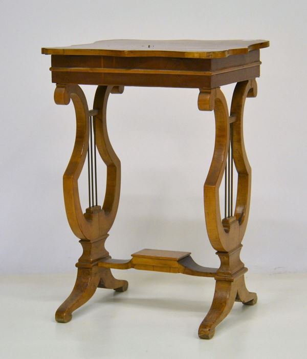 Tavolino da lavoro, sec. XIX,  - Asta GIOIELLI, ARGENTI, ARREDI, OGGETTI D'ARTE E DIPINTI - Poggio Bracciolini Casa d'Aste