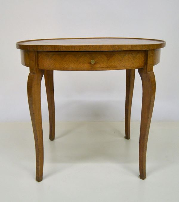 Tavolino da centro, sec. XX, piano circolare a vassoio,  - Asta GIOIELLI, ARGENTI, ARREDI, OGGETTI D'ARTE E DIPINTI - Poggio Bracciolini Casa d'Aste