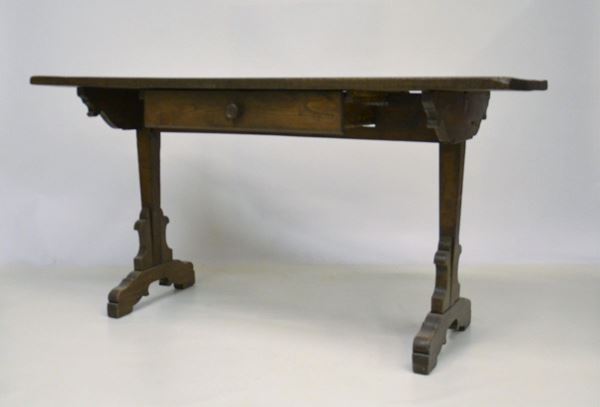 Tavolo scrivania, in stile '500, in quercia, piano rettangolare