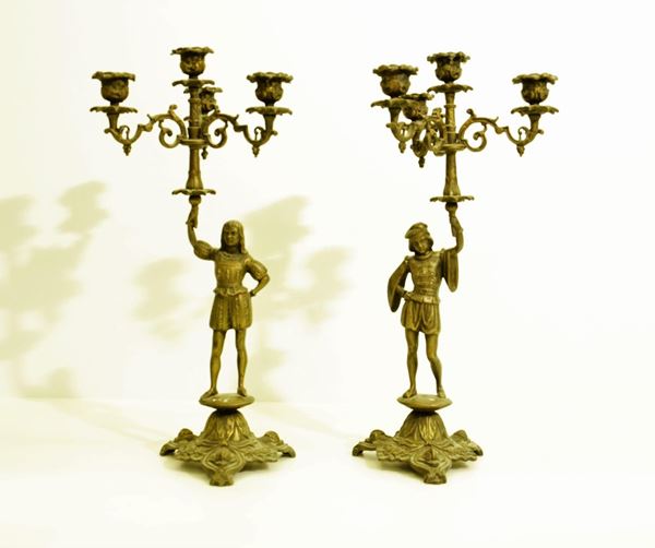 Coppia di candelabri a due fiamme, sec. XX, in ottone,