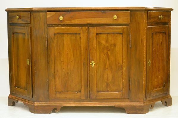 Credenza, sec. XVIII, in noce, fronte scantonato