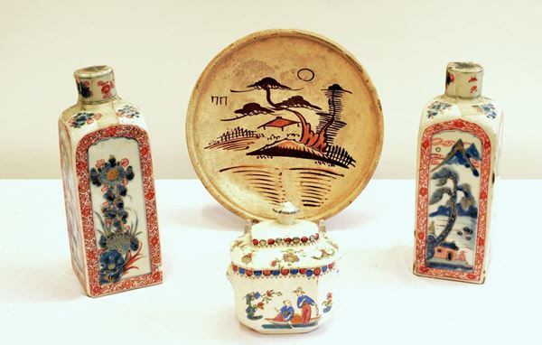 Due bottiglie, cofanetto e piatto, sec. XIX,