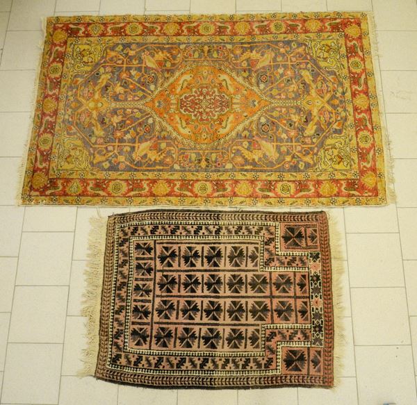 Due tappeti, sec. XX, fondo multicolore a motivi