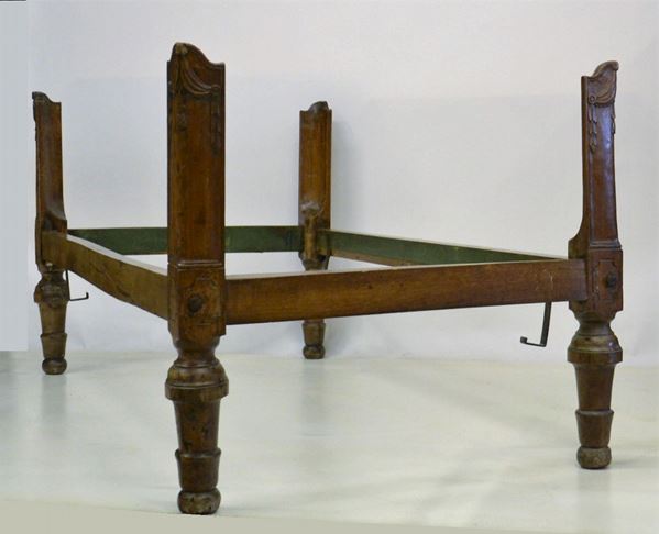 Letto, sec. XIX, in noce intagliato,