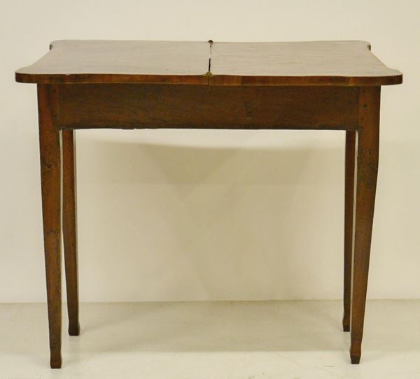 Tavolino da gioco, sec. XVIII, in noce filettato,
