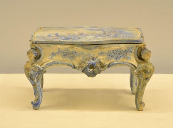Portagioie, Francia, sec. XIX, in maiolica&nbsp;&nbsp;&nbsp;&nbsp;&nbsp;&nbsp;&nbsp;&nbsp;&nbsp;&nbsp;&nbsp;&nbsp;&nbsp;&nbsp;&nbsp;&nbsp;&nbsp;&nbsp;&nbsp;&nbsp;&nbsp;&nbsp;&nbsp;&nbsp;&nbsp;&nbsp;&nbsp;&nbsp;&nbsp;&nbsp;&nbsp;&nbsp;
