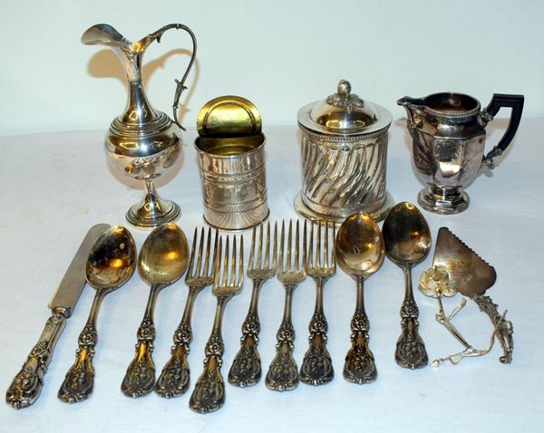 Anfora, barattolo, undici posate e fiore , sec. XX&nbsp;&nbsp;&nbsp;&nbsp;&nbsp;&nbsp;&nbsp;&nbsp;&nbsp;&nbsp;&nbsp;&nbsp;&nbsp;&nbsp;&nbsp;&nbsp;&nbsp;&nbsp;&nbsp;&nbsp;&nbsp;&nbsp;&nbsp;&nbsp;  - Asta ASTA A TEMPO - ANTIQUARIATO E COLLEZIONISMO - Poggio Bracciolini Casa d'Aste