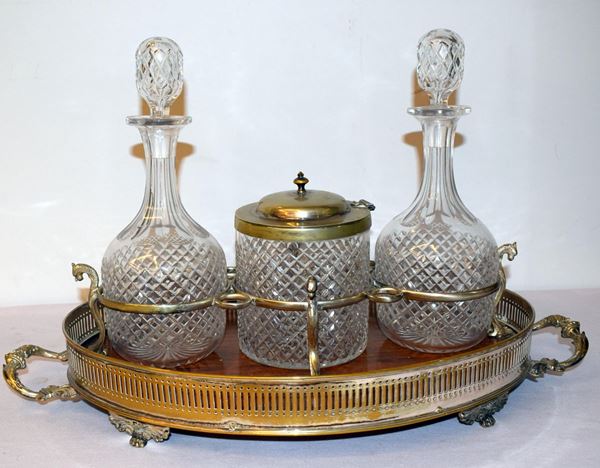Vassoio porta bottiglie , sec. XX&nbsp;&nbsp;&nbsp;&nbsp;&nbsp;&nbsp;&nbsp;&nbsp;&nbsp;&nbsp;&nbsp;&nbsp;&nbsp;&nbsp;&nbsp;&nbsp;&nbsp;&nbsp;&nbsp;&nbsp;&nbsp;&nbsp;&nbsp;&nbsp;&nbsp;&nbsp;&nbsp;&nbsp;&nbsp;&nbsp;&nbsp;&nbsp;&nbsp;&nbsp;&nbsp;&nbsp;&nbsp;&nbsp;&nbsp;&nbsp;&nbsp;