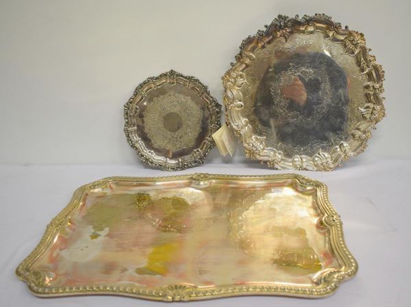Due salver e vassoio , Inghilterra sec. XX&nbsp;&nbsp;&nbsp;&nbsp;&nbsp;&nbsp;&nbsp;&nbsp;&nbsp;&nbsp;&nbsp;&nbsp;&nbsp;&nbsp;&nbsp;&nbsp;&nbsp;&nbsp;&nbsp;&nbsp;&nbsp;&nbsp;&nbsp;&nbsp;&nbsp;&nbsp;&nbsp;&nbsp;&nbsp;&nbsp;&nbsp;&nbsp;